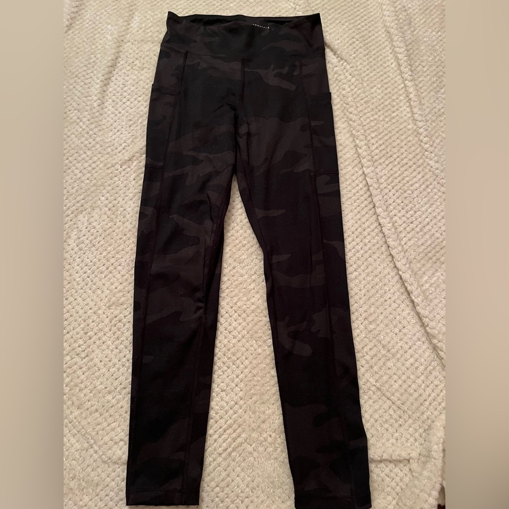 Dark camo leggings